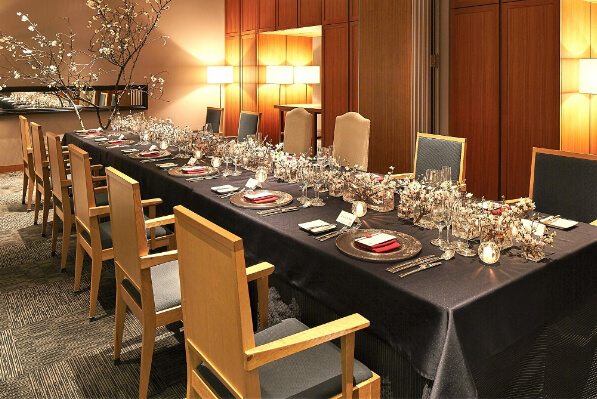 長テーブルにワイングラスとカトラリーが置かれている個室