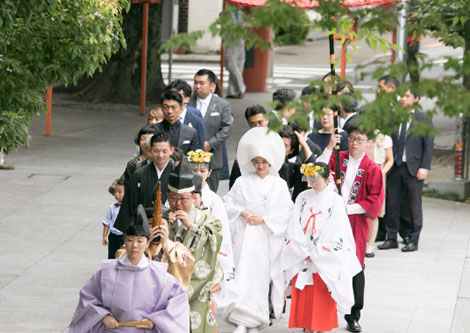 神主の後ろにつき参進家族