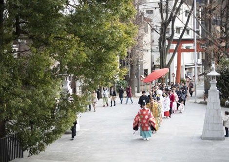 赤城神社に向かう新郎新婦とその一族