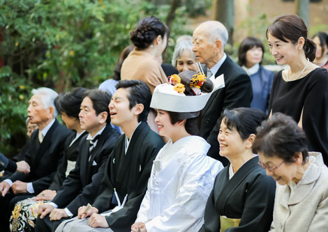 神社の前でこちらに振り向く着物姿の花嫁