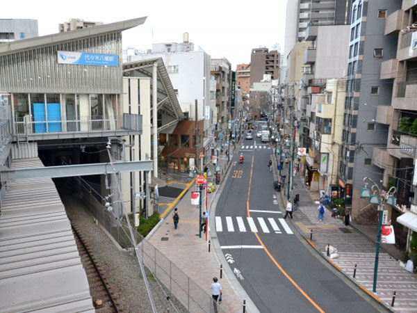代々木八幡駅と、商店街が続く街並みを見下ろした風景
