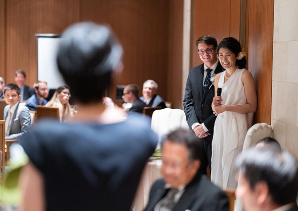 神楽坂のフレンチレストランでマイクを持って挨拶する新郎新婦とゲスト