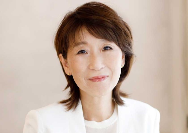 白いジャケット姿で微笑む着付け師・和装スタイリストの杉山幸恵先生