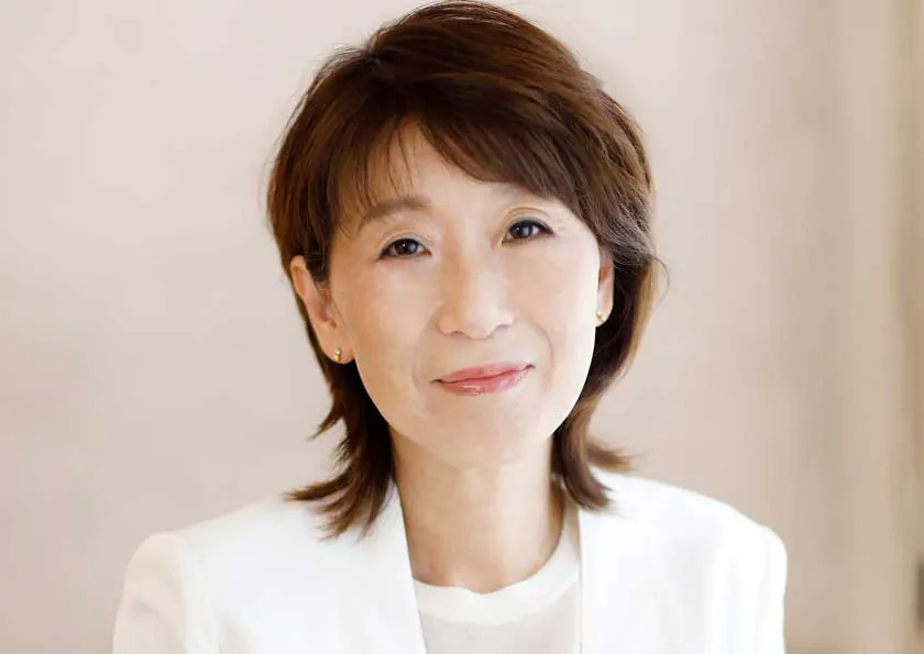 白いジャケット姿で微笑む着付け師・和装スタイリストの杉山幸恵先生