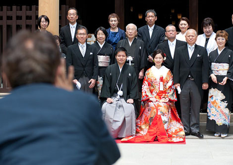 家族集合写真を撮る新郎新婦一家