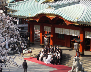 神田明神の境内の前で集合写真を撮る