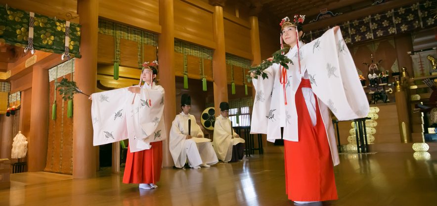 湯島天神の神前式で奉納される巫女の舞