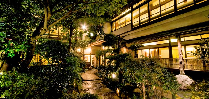 夜の灯りに照らされた浅草 茶寮一松の庭園と建物