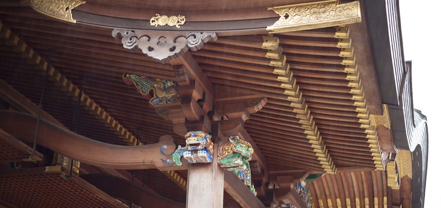 湯島天神の社殿の軒下に施された彫刻