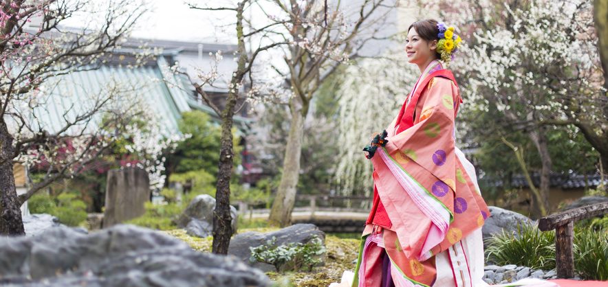 湯島天神の梅の庭園で十二単をまとった花嫁
