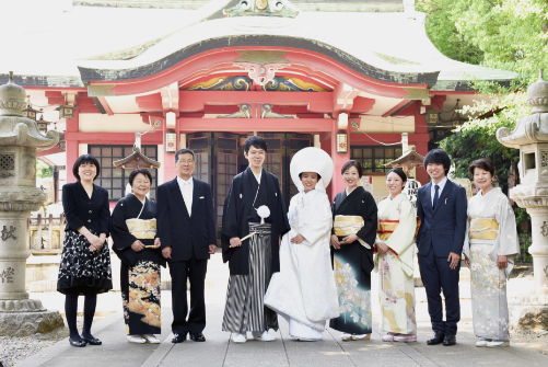 神社の前で撮る家族写真