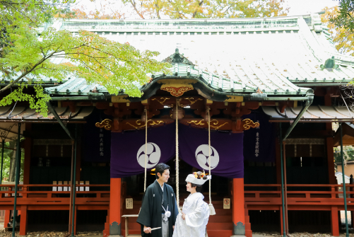 赤坂氷川神社の前に立つ和装姿の新郎新婦
