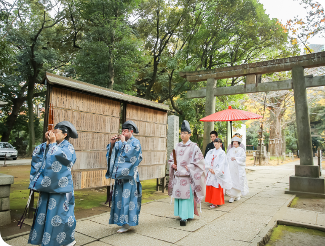 雅楽隊と並び本殿へ向かう新郎新婦