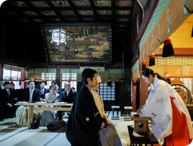 境内で罪穢れを祓い心身を清める新郎新婦