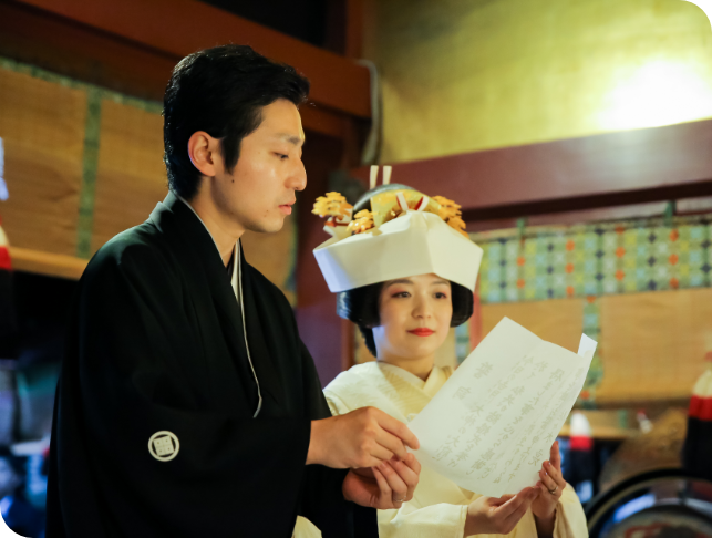 神前に進み、誓いの言葉である誓詞を奏上する新郎新婦