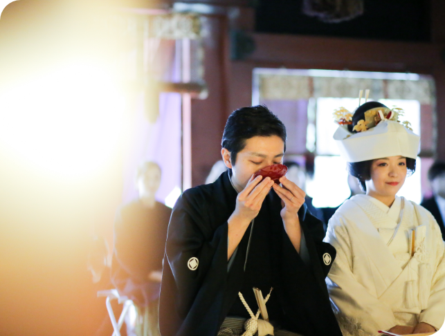 三つの盃で御神酒を交わす新郎新婦