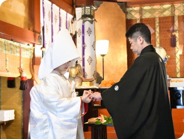 指輪交換をする新郎新婦