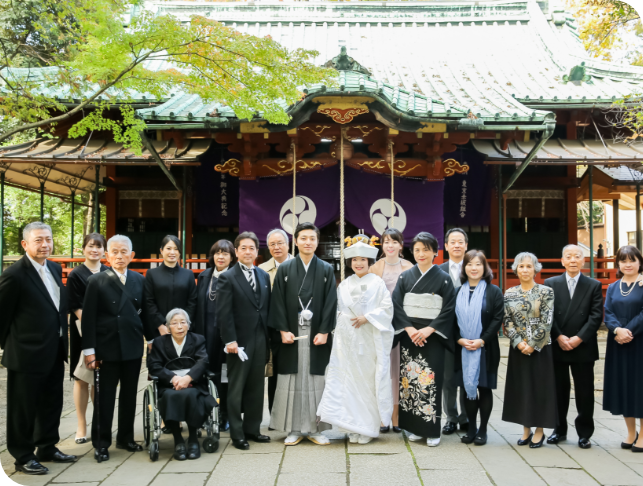 神社の前で集合写真を撮る