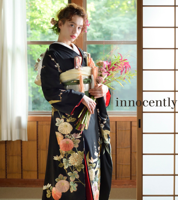 黒地に花柄のひき振袖を着た花嫁