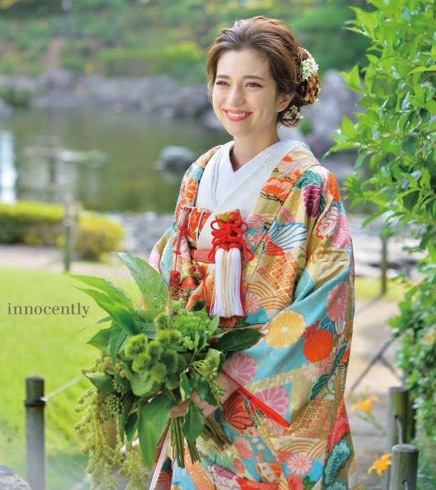 赤、緑、黄色の色打掛を着た花嫁